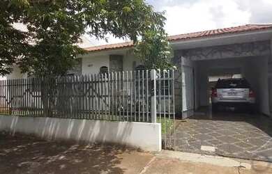 Imagem: A casa possui 2 Dormitórios, 3 Banheiros, 4 Vagas na garagem
