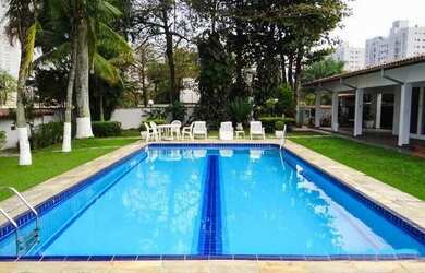 Imagem: A casa possui 4 Dormitórios, 5 Banheiros, 4 Vagas na garagem