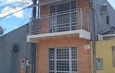 Imagem: A casa possui 2 Dormitórios e 1 Banheiro e está localizado