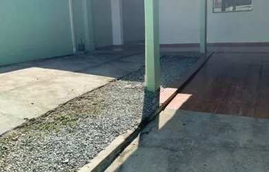 Imagem: A casa possui 2 Dormitórios, 2 Banheiros, 2 Vagas na garagem