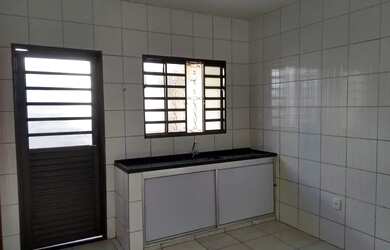 Imagem 3: Alugo casa frente com três quartos no Tubalina