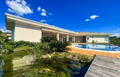 Imagem: A casa em condomínio possui 5 Dormitórios, 5 Banheiros, 693m²