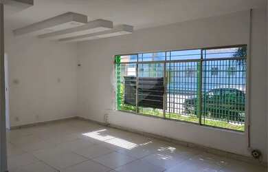 Imagem: A casa possui 1 Dormitório, 3 Banheiros, 4 Vagas na garagem