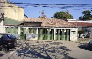 Imagem: A casa e possui 3 Dormitórios, Suítes, 2 Banheiros, 3 Vagas