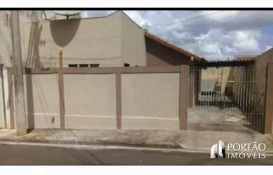 Imagem: A casa possui 3 Dormitórios, 1 Banheiro, 4 Vagas na garagem