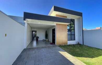 Imagem: A casa possui 3 Dormitórios, 2 Banheiros, 3 Vagas na garagem