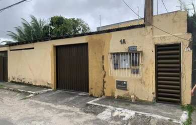 Imagem: A casa possui 3 Dormitórios, 3 Banheiros, 1 Vaga na garagem