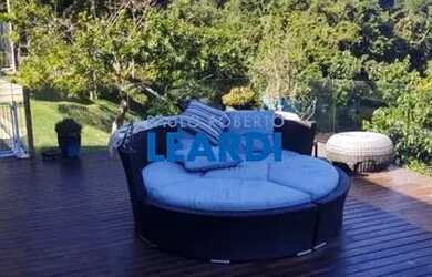 Imagem: A casa possui 4 Dormitórios, 5 Banheiros, 5 Vagas na garagem