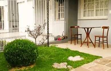 Imagem: A casa possui 3 Dormitórios, 1 Banheiro, 2 Vagas na garagem