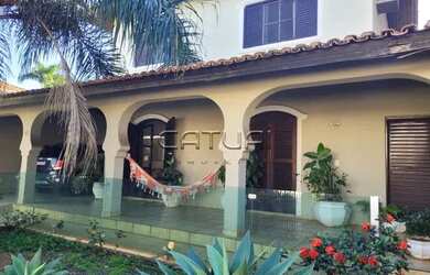 Imagem: A casa possui 4 Dormitórios, 3 Banheiros, 1 Vaga na garagem