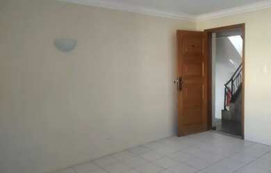 Imagem: O apartamento possui 3 Dormitórios, 1 Banheiro, 2 Vagas na