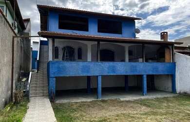 Imagem: A casa possui 4 Dormitórios, 3 Banheiros, 4 Vagas na garagem