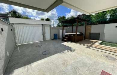 Imagem: A casa em condomínio possui 4 Dormitórios, 5 Banheiros, 2