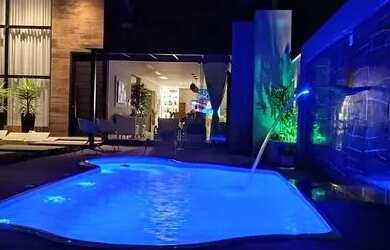 Imagem: A casa possui 4 Dormitórios, 3 Banheiros, 5 Vagas na garagem