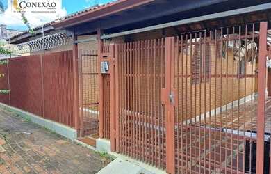 Imagem: A casa possui 3 Dormitórios, 2 Banheiros, 3 Vagas na garagem