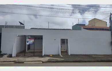 Imagem: A casa possui 3 Dormitórios, 3 Banheiros, 2 Vagas na garagem