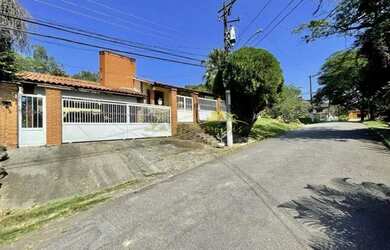 Imagem: A casa em condomínio possui 4 Dormitórios, 4 Banheiros, 5