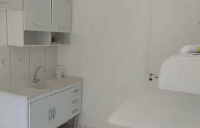 Imagem: O apartamento possui 1 Dormitório, 1 Banheiro, 1 Vaga na garagem