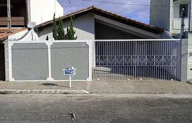 Imagem: A casa possui 3 Dormitórios, 3 Banheiros, 2 Vagas na garagem