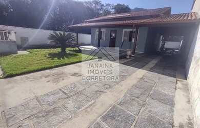 Imagem: A casa possui 3 Dormitórios, 2 Banheiros, 4 Vagas na garagem