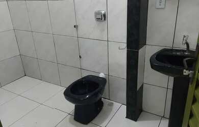 Imagem: A casa possui 2 Dormitórios, 2 Banheiros, 2 Vagas na garagem