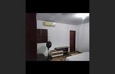 Imagem: A casa possui 1 Dormitório, 2 Banheiros, 2 Vagas na garagem