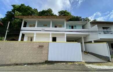 Imagem: A casa possui 4 Dormitórios, 2 Banheiros, 3 Vagas na garagem