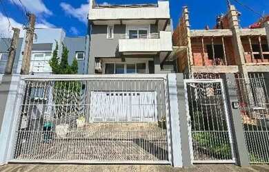 Imagem: A casa possui 3 Dormitórios, 3 Banheiros, 4 Vagas na garagem