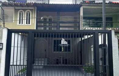 Imagem: A casa possui 3 Dormitórios, 2 Banheiros, 1 Vaga na garagem