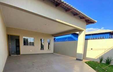 Imagem: A casa possui 3 Dormitórios, 2 Banheiros, 2 Vagas na garagem