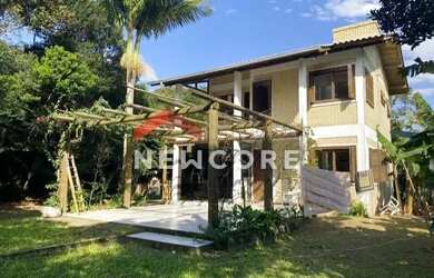 Imagem: A casa possui 3 Dormitórios, 1 Banheiro, 1 Vaga na garagem