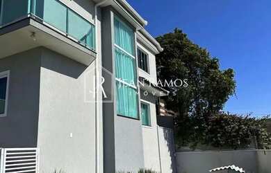 Imagem: A casa possui 3 Dormitórios, 3 Banheiros, 2 Vagas na garagem