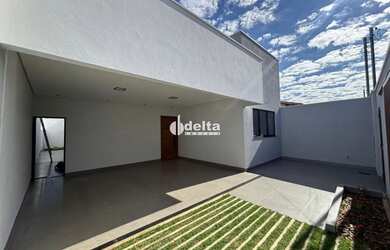 Imagem: A casa possui 3 Dormitórios, 3 Banheiros, 2 Vagas na garagem