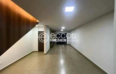 Imagem: A casa possui 3 Dormitórios, 3 Banheiros, 2 Vagas na garagem