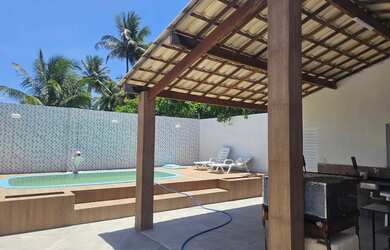 Imagem: A casa possui 5 Dormitórios, Acomodam 20 pessoas e 2 Vagas