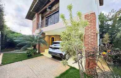 Imagem: A casa possui 4 Dormitórios, 3 Banheiros, 2 Vagas na garagem