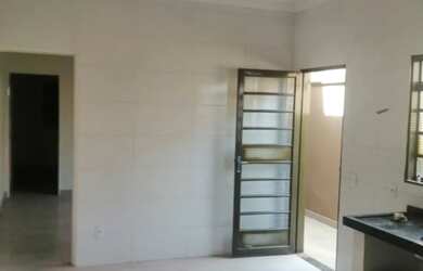 Imagem: A casa possui 3 Dormitórios, 2 Banheiros, 2 Vagas na garagem