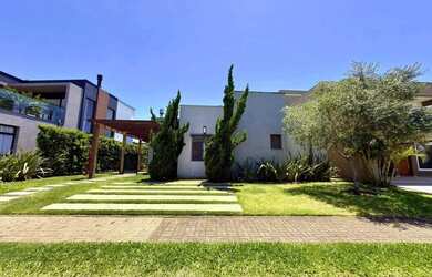 Imagem: A casa possui 4 Dormitórios, 5 Banheiros, 2 Vagas na garagem