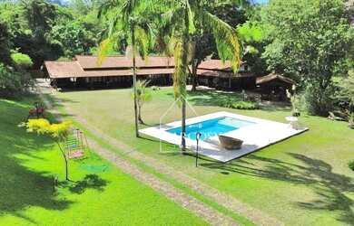 Imagem: A casa possui 5 Dormitórios, 4 Banheiros, 4 Vagas na garagem