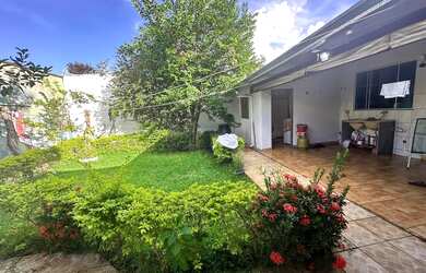 Imagem: A casa possui 4 Dormitórios, 3 Banheiros, 3 Vagas na garagem