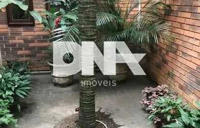 Imagem: A casa em condomínio possui 4 Dormitórios, 5 Banheiros, 2