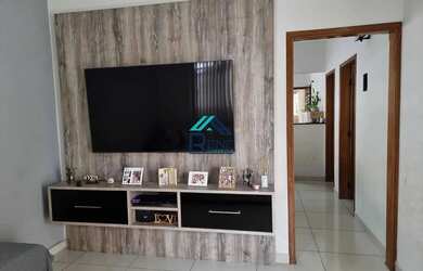 Imagem: A casa possui 2 Dormitórios, 2 Banheiros, 3 Vagas na garagem