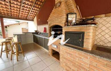 Imagem: A casa possui 4 Dormitórios, 3 Banheiros, 4 Vagas na garagem