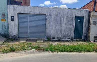 Imagem: A casa possui 2 Dormitórios, 1 Banheiro, 2 Vagas na garagem