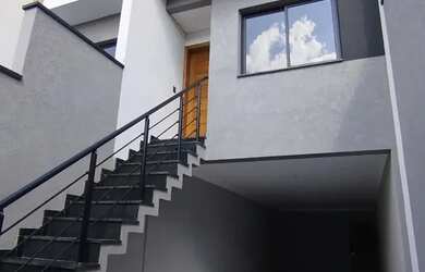 Imagem: A casa possui 3 Dormitórios, 3 Banheiros, 3 Vagas na garagem