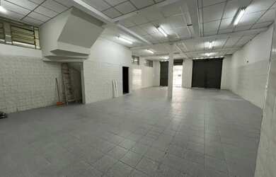 Imagem: O depósito possui 2 Vagas na garagem, 250m² de Área e está