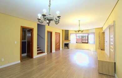 Imagem: A casa possui 3 Dormitórios, 2 Banheiros, 2 Vagas na garagem