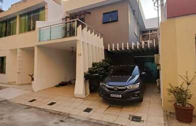 Imagem: A casa possui 4 Dormitórios, 5 Banheiros, 2 Vagas na garagem