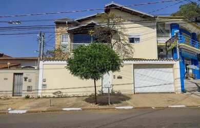 Imagem: A casa possui 4 Dormitórios, 5 Banheiros, 3 Vagas na garagem