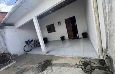 Imagem: A casa possui 3 Dormitórios, 2 Banheiros, 1 Vaga na garagem